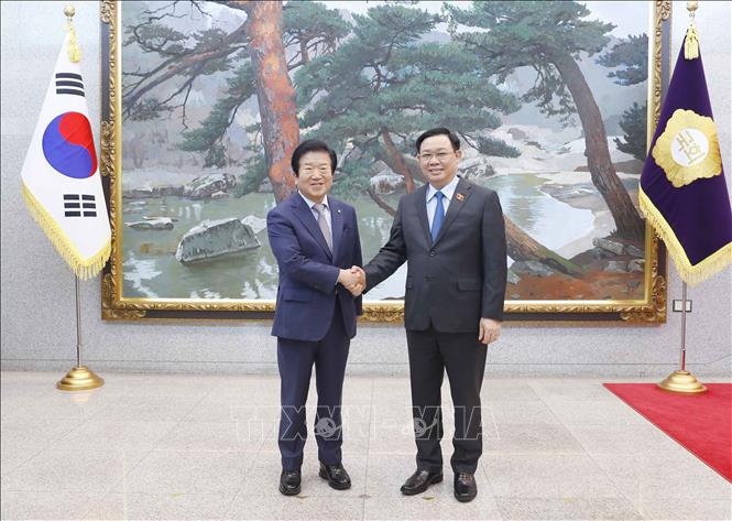 Photo: Chairman of the Vietnamese National Assembly Vuong Dinh Hue meets Speaker of the Korean National Assembly Park Byeong-Seug. VNA Photo: Doãn Tấn