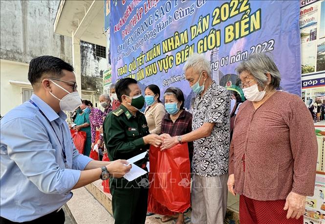 Trao tặng quà Tết cho người dân nghèo ở khu vực 9 Hải Minh, phường Hải Cảng, thành phố Quy Nhơn. Ảnh: Nguyên Linh-TTXVN