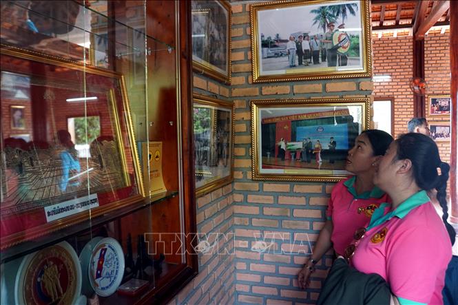 Đại biểu Hội Liên hiệp Phụ nữ Lào tham quan di tích lịch sử cấp quốc gia Khu kháng chiến hạ Lào và Phòng biên chính miền Nam Trung bộ. Ảnh: Trịnh Bang Nhiệm - TTXVN
