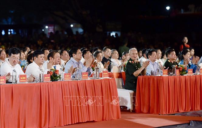 Thủ tướng Phạm Minh Chính và các đại biểu dự Chương trình nghệ thuật “Bản hùng ca bất diệt”. Ảnh: Dương Giang-TTXVN
