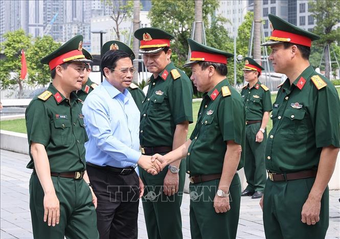 Thủ tướng Phạm Minh Chính với cán bộ, sĩ quan Tập đoàn Công nghiệp-Viễn thông Quân đội (Viettel). Ảnh: Dương Giang-TTXVN
