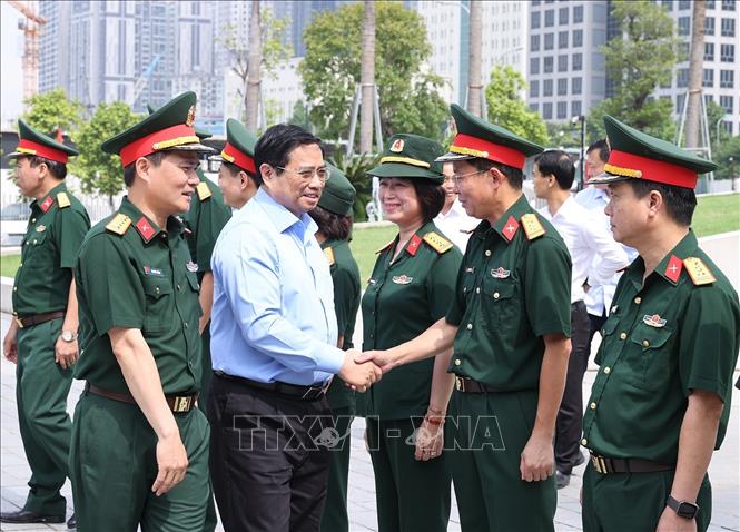 Thủ tướng Phạm Minh Chính với cán bộ, sĩ quan Tập đoàn Công nghiệp-Viễn thông Quân đội (Viettel). Ảnh: Dương Giang-TTXVN
