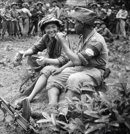 Chiến sĩ liên quân Lào – Việt trong kháng chiến chống Pháp, năm 1950. Ảnh: Tư liệu TTXVN