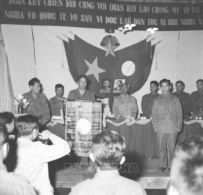 Ông Thao Khừn, Chủ nhiệm Tổng cục Hậu cần QĐND Lào trao tặng đơn vị quân tình nguyện Việt Nam mặt trận miền Tây lá cờ 