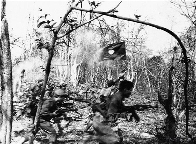 Quân giải phóng Lào tiến công địch tại điểm cao 456, tháng 3/1971. Chiến thắng Đường 9 - Nam Lào còn là một minh chứng sống động cho mối tình đoàn kết gắn bó keo sơn giữa hai quân đội và hai dân tộc Việt - Lào trong cuộc chiến đấu chống kẻ thù chung. Ảnh: Tư liệu/TTXVN phát