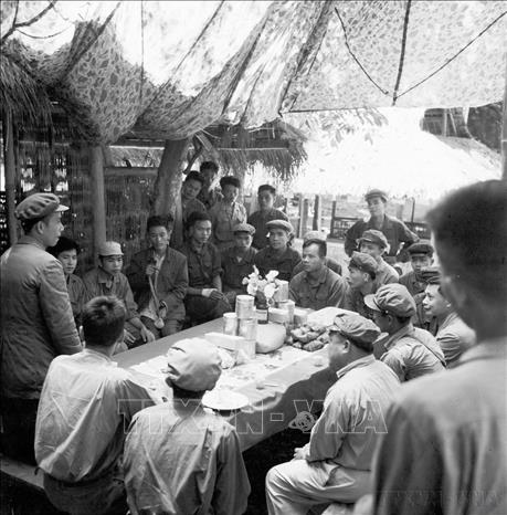 Tổng tư lệnh quân đội giải phóng nhân dân Lào Khamtay Siphandone thăm và tặng quà thương binh Việt Nam sau khi giành chiến thắng tại Pathet (Lào). Ảnh: TTXVN