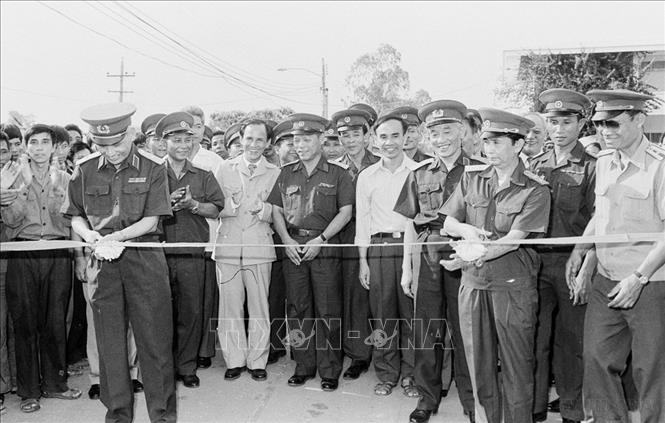 Lễ cắt băng khánh thành Nhà máy cơ khí hữu nghị Lào - Việt Nam, đây là nhà máy cơ khí đầu tiên ở Lào do quân đội Việt Nam giúp quân đội Lào thiết kế và xây dựng (1982). Ảnh: TTXVN