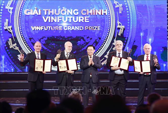 Chủ tịch Quốc hội Vương Đình Huệ trao Giải thưởng Chính VinFuture 2022 trị giá 3 triệu USD cho 5 nhà khoa học: Timothy John Berners-Lee, tiến sĩ Vinton Gray Cerf, Tiến sĩ Emmanuel Desurvire, tiến sĩ Robert Elliot Kahn, và giáo sư David Neil Payne với các tầng phát minh đột phá trong việc kết nối công nghệ mạng toàn cầu. Ảnh: Doãn Tấn - TTXVN