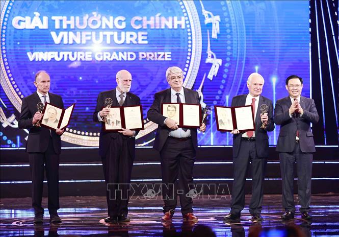 Chủ tịch Quốc hội Vương Đình Huệ trao Giải thưởng Chính VinFuture 2022 trị giá 3 triệu USD đã được trao cho 5 nhà khoa học: Timothy John Berners-Lee, tiến sĩ Vinton Gray Cerf, Tiến sĩ Emmanuel Desurvire, tiến sĩ Robert Elliot Kahn, và giáo sư David Neil Payne với các tầng phát minh đột phá trong việc kết nối công nghệ mạng toàn cầu. Ảnh: Doãn Tấn - TTXVN