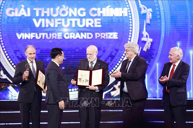 Chủ tịch Quốc hội Vương Đình Huệ trao Giải thưởng Chính VinFuture 2022 trị giá 3 triệu USD đã được trao cho 5 nhà khoa học: Timothy John Berners-Lee, tiến sĩ Vinton Gray Cerf, Tiến sĩ Emmanuel Desurvire, tiến sĩ Robert Elliot Kahn, và giáo sư David Neil Payne với các tầng phát minh đột phá trong việc kết nối công nghệ mạng toàn cầu. Ảnh: Doãn Tấn - TTXVN