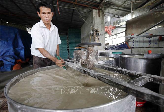 Trong ảnh: Quy trình đánh bột bằng máy đã giúp gia đình ông Đặng Quang Tuyến ở làng nghề Việt Cường tăng năng suất lao động. Ảnh: Trần Việt - TTXVN