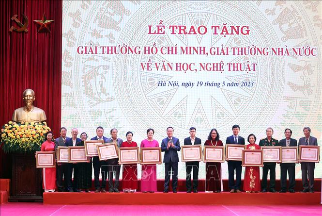 Chủ tịch nước Võ Văn Thưởng trao tặng Giải thưởng Hồ Chí Minh cho các tác giả, đại diện gia đình các tác giả. Ảnh: Thống Nhất-TTXVN
