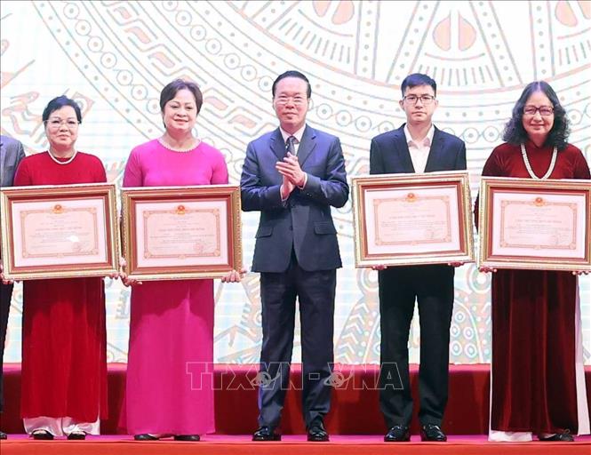 Chủ tịch nước Võ Văn Thưởng trao tặng Giải thưởng Hồ Chí Minh cho các tác giả, đại diện gia đình các tác giả. Ảnh: Thống Nhất-TTXVN
