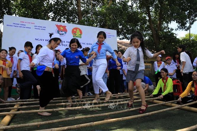 Thiếu nhi tham gia các trò chơi dân gian tại Chương trình giao lưu văn hóa thiếu nhi các dân tộc phía Bắc. Ảnh:Trọng Đạt - TTXVN