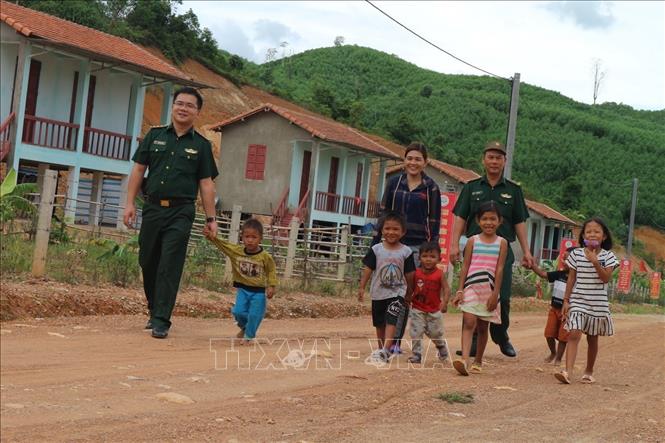 Bộ đội Biên phòng Hà Tĩnh vận động trẻ em dân tộc Chứt trong bản đến trường. Ảnh: Hoàng Ngà - TTXVN