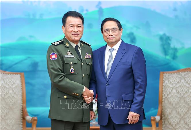 Prime Minister Pham Minh Chinh welcomes Commander-in-Chief of the Royal Cambodian Armed Forces General Vong Pisen. VNA Photo: Dương Giang