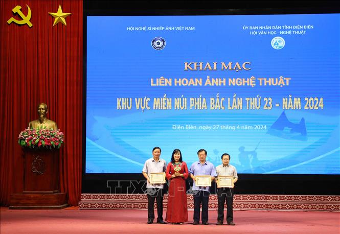 Ban tổ chức trao Kỷ niệm chương “Vì sự nghiệp phát triển Nghệ thuật nhiếp ảnh Việt Nam” cho các cá nhân. Ảnh: Trung Kiên - TTXVN