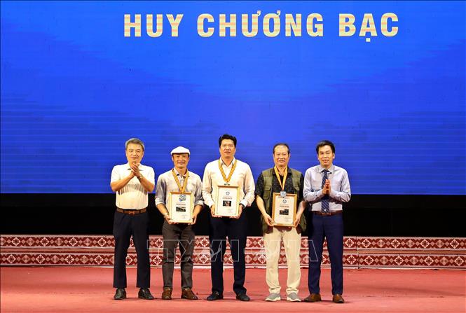 Ban Tổ chức trao huy chương Bạc cho các tác giả có ảnh đạt giải. Ảnh: Trung Kiên - TTXVN