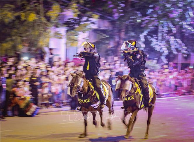 Cảnh sát cơ động kỵ binh biểu diễn động tác vừa phi ngựa vừa sử dụng súng. Ảnh: Xuân Tư – TTXVN