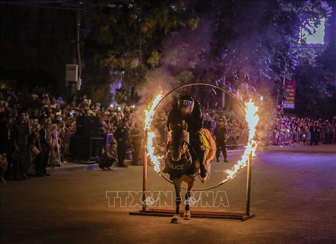 Cảnh sát cơ động kỵ binh biểu diễn động tác vượt qua vòng lửa. Ảnh: Xuân Tư – TTXVN