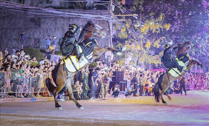 Cảnh sát cơ động kỵ binh biểu diễn các động tác cho ngựa tấn công tội phạm. Ảnh: Xuân Tư – TTXVN