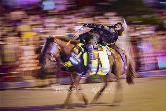 Cảnh sát cơ động kỵ binh biểu diễn các động tác với ngựa. Ảnh: Xuân Tư – TTXVN
