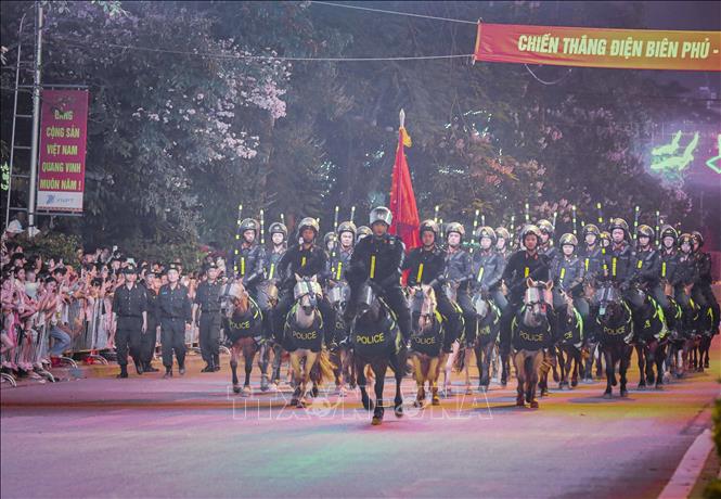 Đoàn Cảnh sát cơ động kỵ binh biểu diễn trên đường Võ Nguyên Giáp. Ảnh: Xuân Tư – TTXVN
