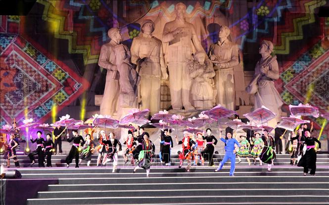 Chương trình nghệ thuật với các tiết mục đặc sắc tại Lễ khai mạc Năm Du lịch tỉnh Tuyên Quang năm 2024. Ảnh: Quang Cường - TTXVN