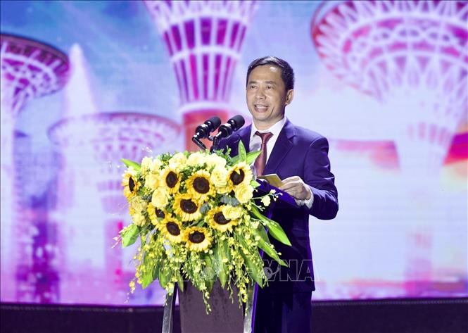 Chủ tịch UBND Thành phố Sầm Sơn Lê Văn Tú phát biểu khai mạc lễ hội. Ảnh: Hoa Mai - TTXVN