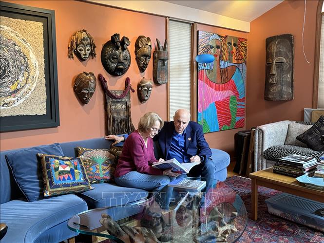 Giáo sư Ron Carver cùng vợ, bà Barbara Doherty đồng chủ biên cuốn sách “Tranh đấu cho hòa bình” tại nhà riêng. Ảnh: Kiều Trang, PVTTXVN tại Washington D.C, Mỹ