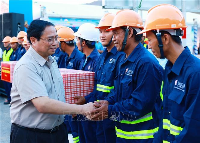 Thủ tướng Phạm Minh Chính với công nhân thi công Dự án cao tốc Cam Lâm - Vĩnh Hảo. Ảnh: Dương Giang-TTXVN

