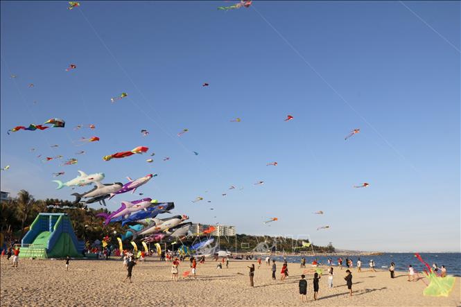 Hàng trăm cánh diều tung bay trên bãi biển Phan Thiết - Bình Thuận. Ảnh: Nguyễn Thanh - TTXVN