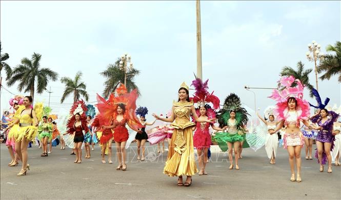 Những nghệ sĩ, vũ công, người mẫu... trong những trang phục đầy ấn tượng và nhiều màu sắc đã biểu diễn và diễu hành trên những con phố đẹp nhất của  thành phố Đồng Hới. Ảnh: Võ Dung - TTXVN