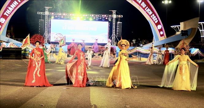 Màn trình diễn áo dài ấn tượng tại Quảng trường biển Bảo Ninh, thành phố Đồng Hới. Ảnh: Võ Dung - TTXVN