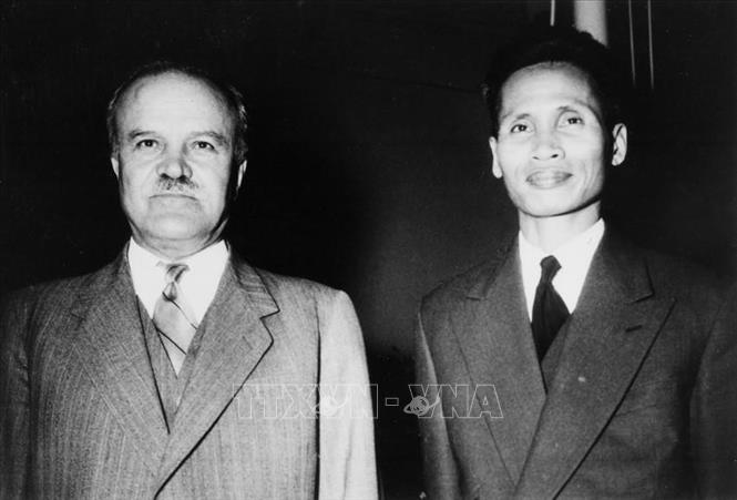 Bộ trưởng Ngoại giao Liên Xô Vyacheslav Molotov (bên trái) và Phó Thủ tướng Phạm Văn Đồng tại phiên khai mạc Hội nghị Geneva về Đông Dương, ngày 8/5/1954. Ảnh: Tư liệu TTXVN