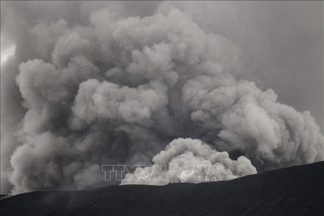 (Tư liệu) Núi lửa Marapi ở Tây Sumatra, Indonesia phun tro bụi ngày 6/12/2023. Ảnh: AFP/TTXVN