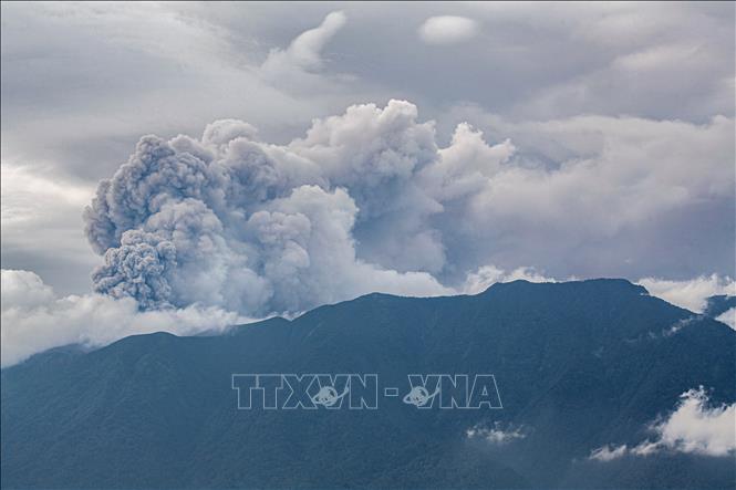(Tư liệu) Núi lửa Marapi ở Tây Sumatra, Indonesia phun tro bụi ngày 3/12/2023. Ảnh: AFP/TTXVN