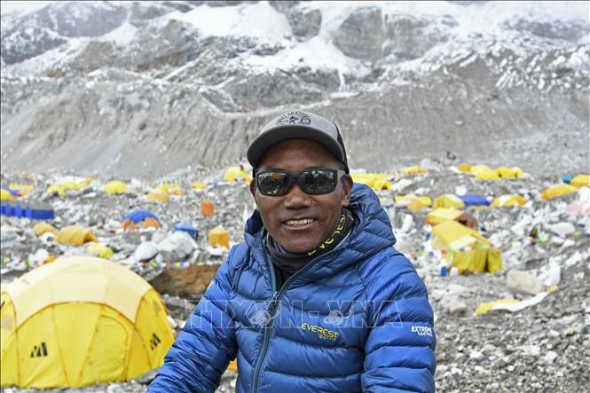 (Tư liệu) Ông Kami Rita Sherpa trả lời phỏng vấn báo chí khi đang trên hành trình chinh phục đỉnh Everest ngày 2/5/2021. Ảnh: AFP/TTXVN