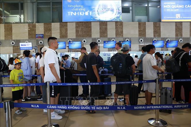 Passengers queue up for check in for Vietnam Airlines' flights. VNA Photo 