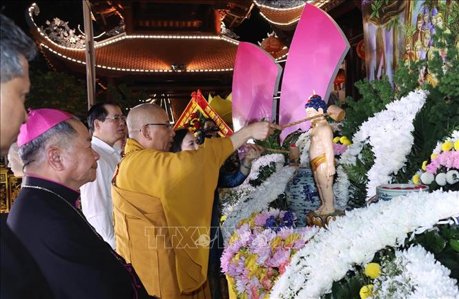 Thượng tọa Thích Quảng Truyền, Trưởng Ban Trị sự Giáo hội Phật giáo Việt Nam tỉnh Lạng Sơn làm Lễ tắm Phật (Mộc Dục) tại Lễ Phật đản 2024. Ảnh: Anh Tuấn – TTXVN