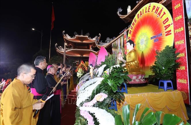 Dâng hương tại Lễ Phật đản 2024 tỉnh Lạng Sơn. Ảnh: Anh Tuấn – TTXVN