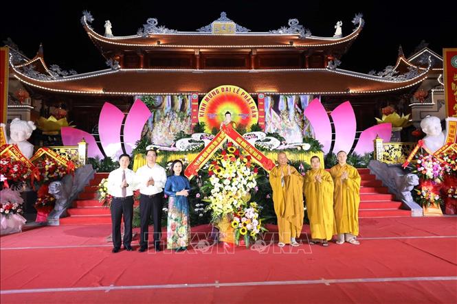 Lãnh đạo tỉnh Lạng Sơn tặng hoa chúc mừng Ban Trị sự Giáo hội Phật giáo Việt Nam tỉnh Lạng Sơn tại Lễ Phật đản 2024. Ảnh: Anh Tuấn – TTXVN