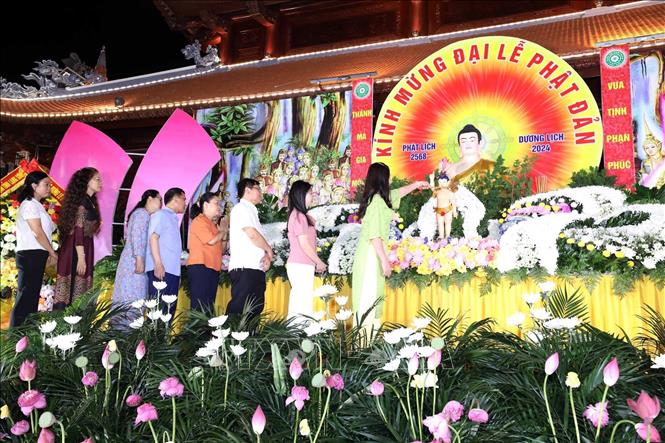 Các đại biểu và Phật tử làm Lễ tắm Phật (Mộc Dục) tại Lễ Phật đản 2024. Ảnh: Anh Tuấn – TTXVN